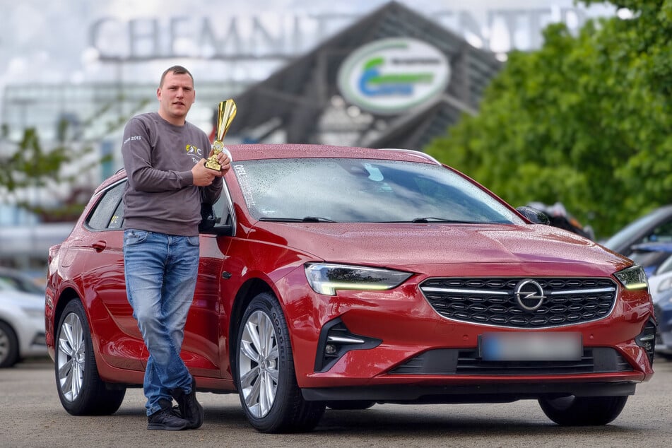 Mitorganisator Tino Zillmann (33) zeigt den Pokal, den es für den aufwendigsten Umbau oder die weiteste Anreise zu gewinnen gibt.