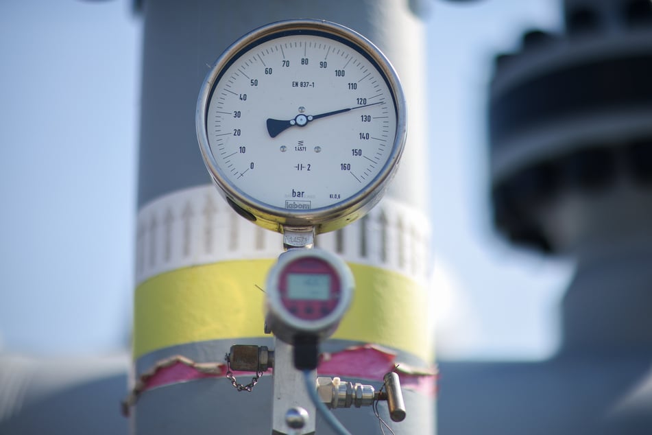 Anders als im bundesweiten Trend können sich die Haushalte in Sachsen zum Jahreswechsel auf eine leichte Entlastung bei den Energiekosten einstellen - zumindest bei den Netzentgelten.