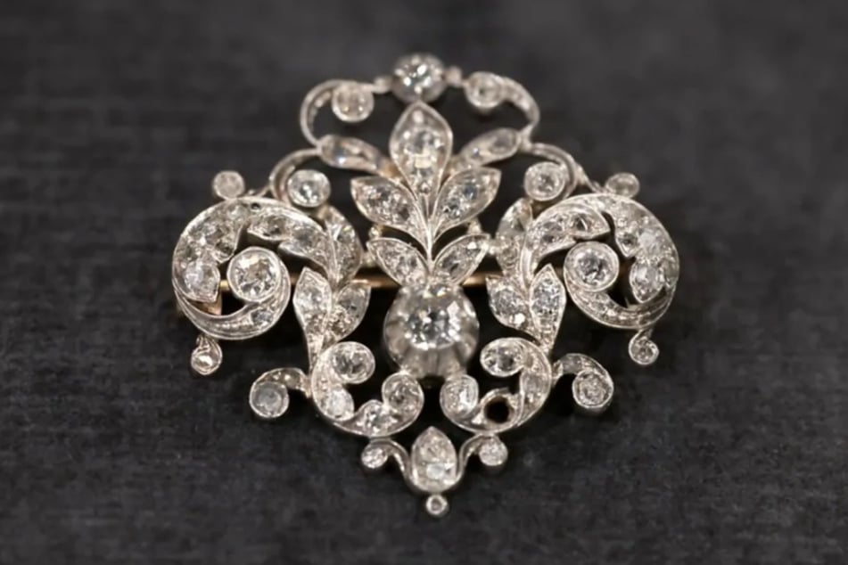 Laut der Expertise von Heide Rezepa-Zabel (60) ist die über 100 Jahre alte Brosche heute bis zu 2000 Euro wert.