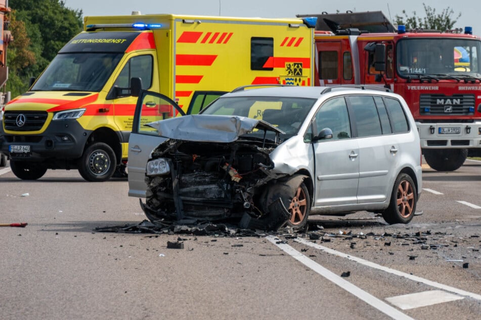 Beide Autos wurden stark beschädigt.