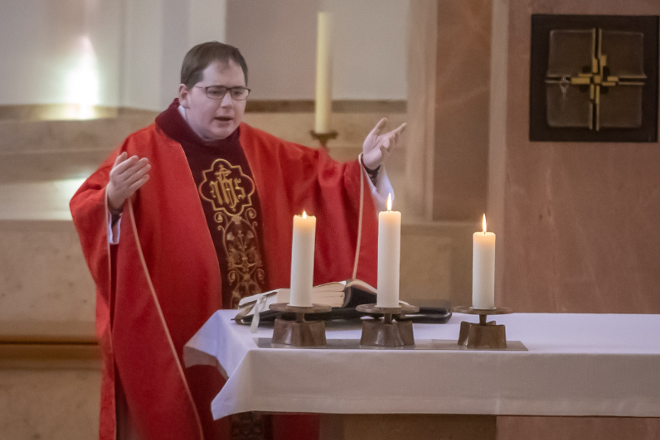 Gottesdienst mit Einschränkungen: Kaplan Markus Ruhs führte am Freitagabend das Ritual in der Probsteikirche durch.