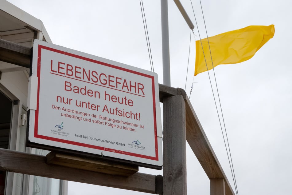 Die gelbe Fahne an Stränden weißt darauf hin, dass man nur mit besonderer Vorsicht ins Meer gehen sollte. Insbesondere Kinder und Nichtschwimmer müssen jetzt vorsichtig sein - das gilt auch für deutsche Strände.
