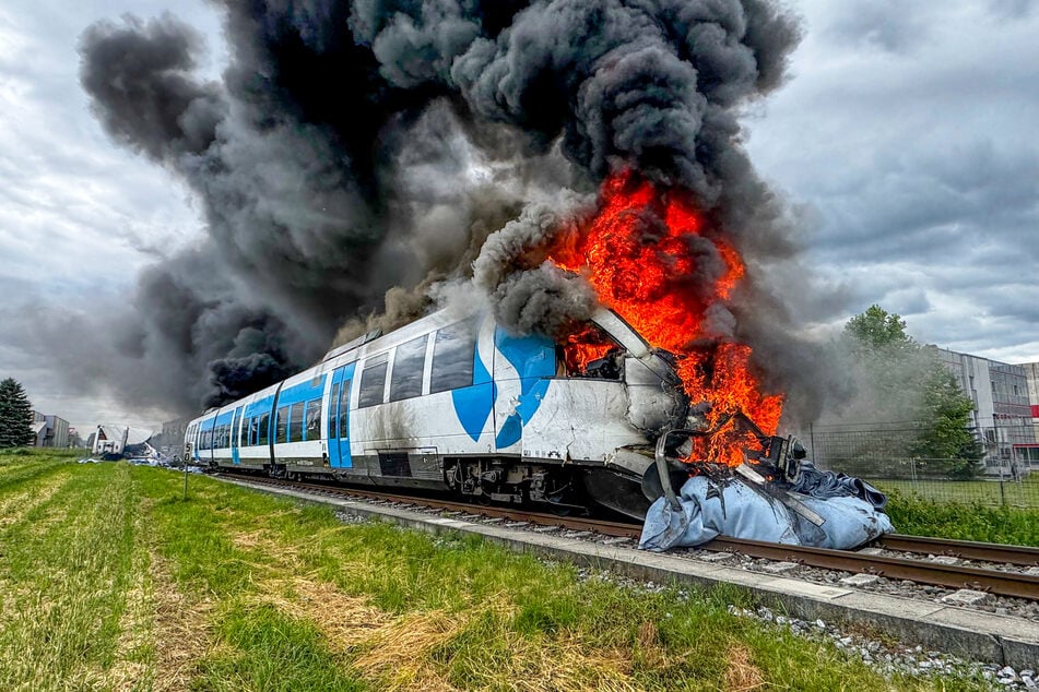 Schwere Zugunglück an einem Bahnübergang in der Steiermark: Ein enormes Feuer bildete sich.