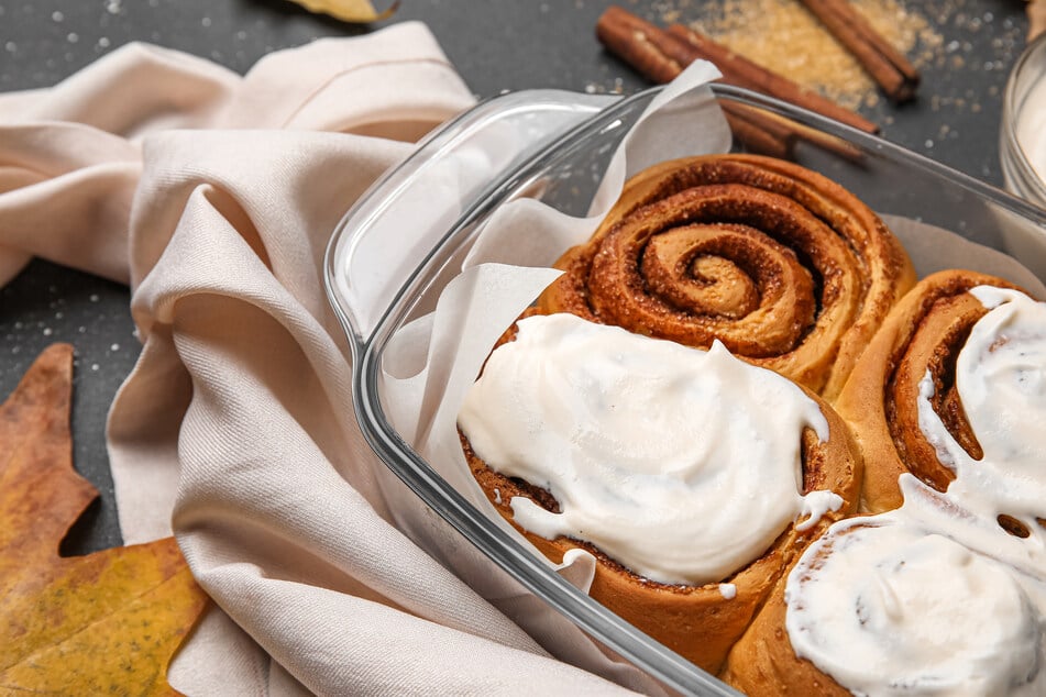 Mit Sahne und Frosting schmecken die Zimtschnecken noch besser.