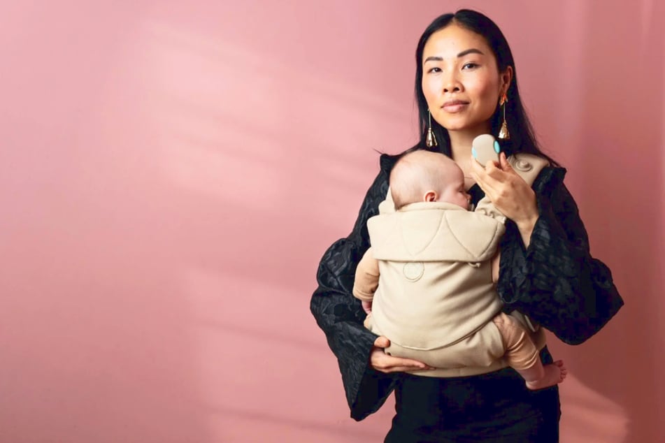 Diese Trage schenkt Eltern mehr Freiheit im Alltag mit Baby