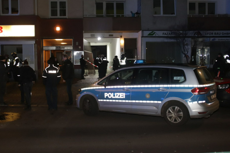 Nach Schüssen in einer Toreinfahrt an der Stresemannstraße sind in der Nacht zu Samstag vier Männer in Berlin-Kreuzberg verletzt worden.