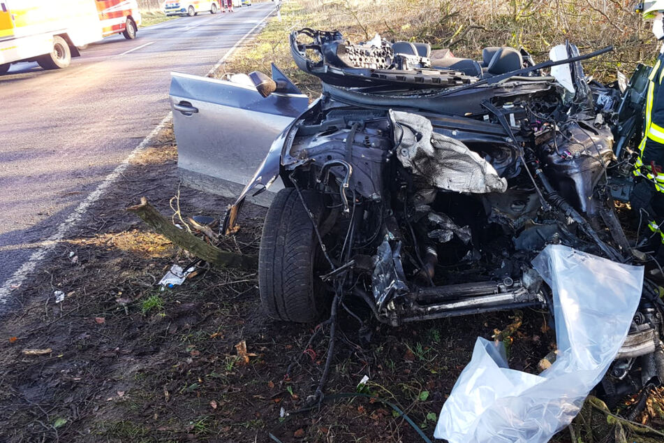 Audi kracht gegen zwei Bäume: Fahrer und Beifahrer schwer verletzt!