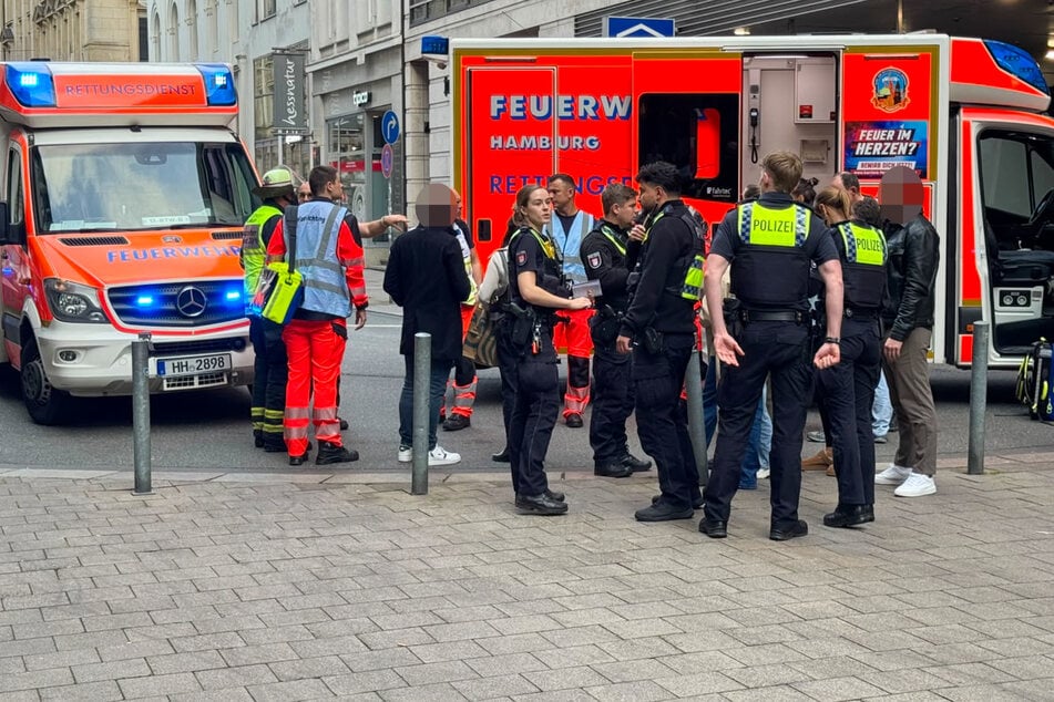 Zahlreiche Einsatzkräfte rückten am Samstagnachmittag zur Europa Passage in Hamburg aus.