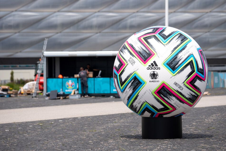 Ein überdimensionaler offizieller Spielball "Uniforia" von der EURO 2020 ist vor der Münchner Arena aufgestellt.