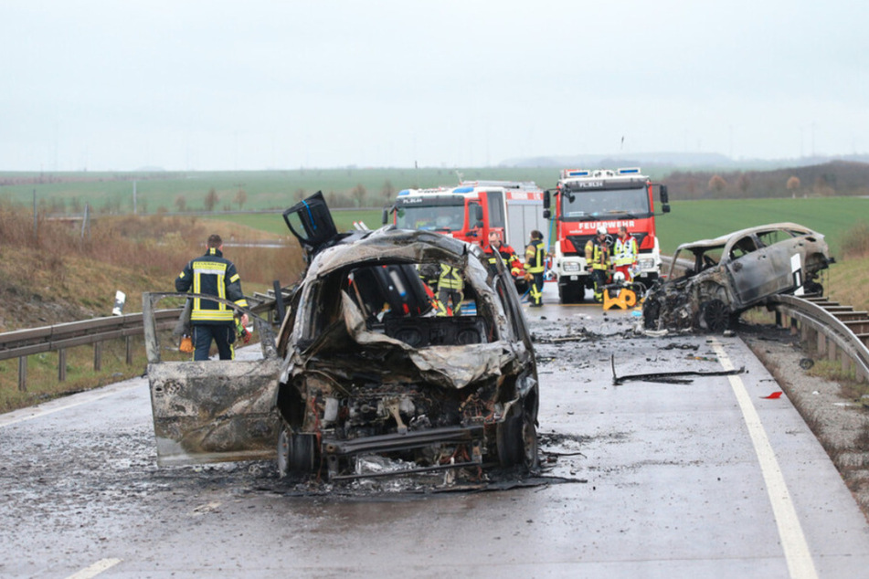 Der Mercedes sowie der VW brannte komplett aus.