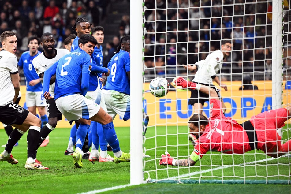 Leon Goretzka (h.r.) köpft den Ball zur deutschen Führung ein.