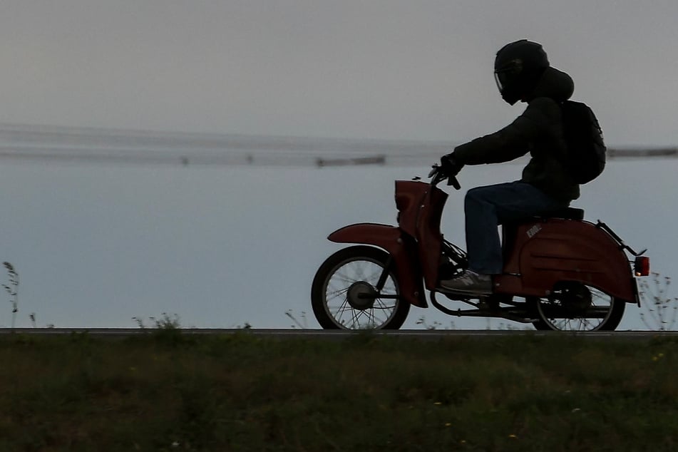 Flucht vor Polizei geht schief: Teenager überschlägt sich mit Simson auf Acker