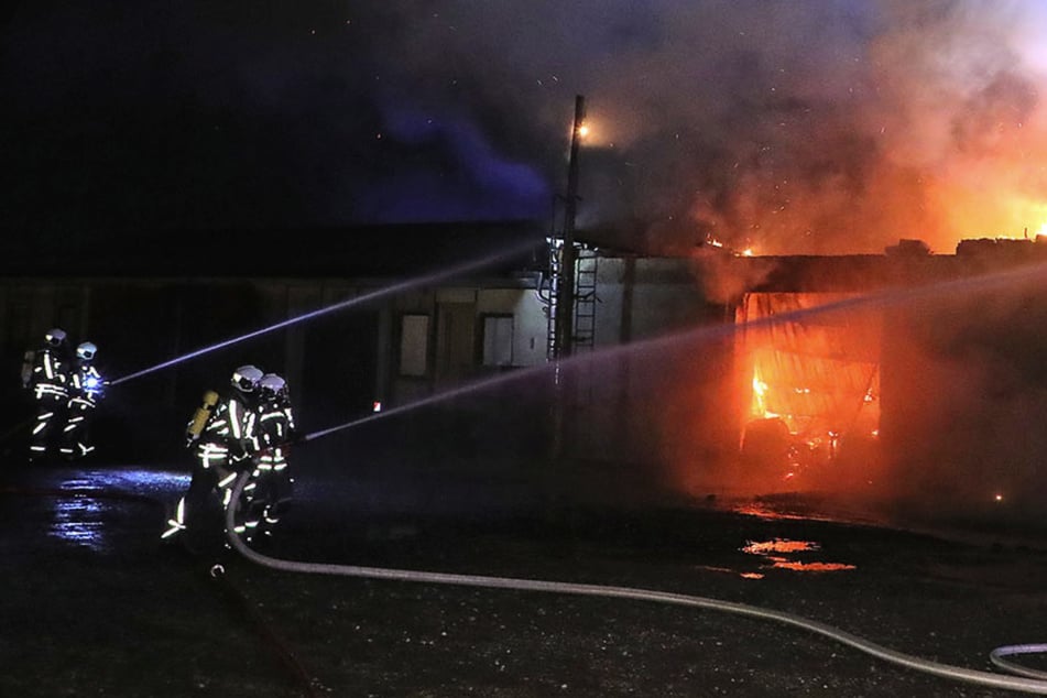 100.000 Euro Schaden: Lagerhalle in Wilsdruff brennt vollständig nieder