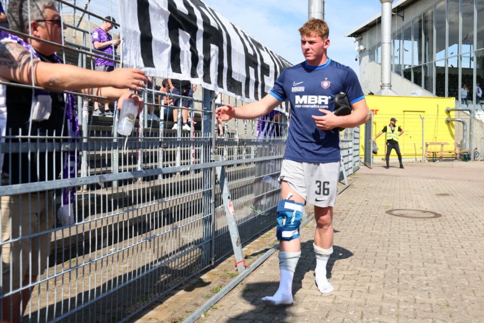 Der Gang zu den Fans durfte trotz Verletzung bei Max Uhlig (18) nicht fehlen.