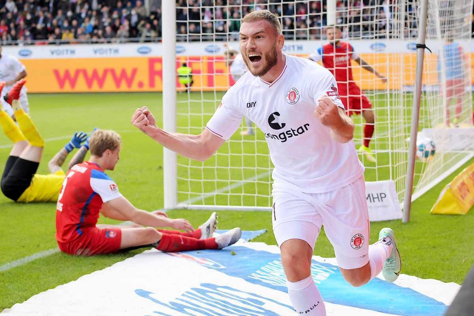 St. Paulis Maximilian Dittgen (26) jubelt nach seinem ersten Treffer gegen den 1. FC Heidenheim.