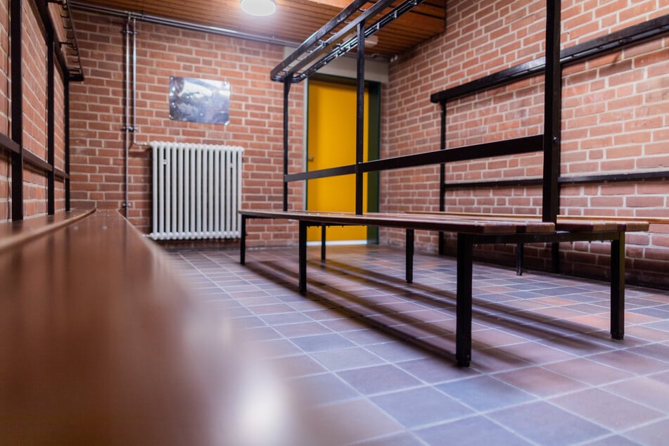 In einer Umkleide sollen junge Fußballspieler heimlich gefilmt worden sein. (Symbolfoto)