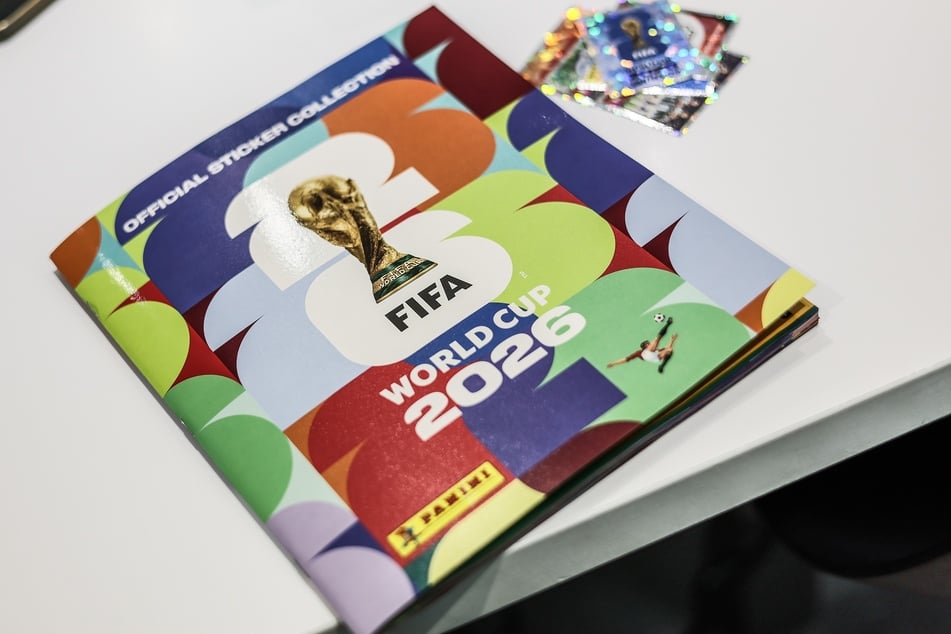 Das neue Panini-Album zur WM 2026 ist ab Freitag im Handel erhältlich - und kommt zum vorletzten Mal vom italienischen Traditionsunternehmen.