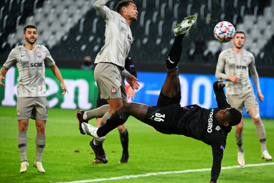Wunderschöner Treffer! Breel Embolo (vorne-rechts) trifft per Fallrückzieher zum 3:0 für Gladbach.