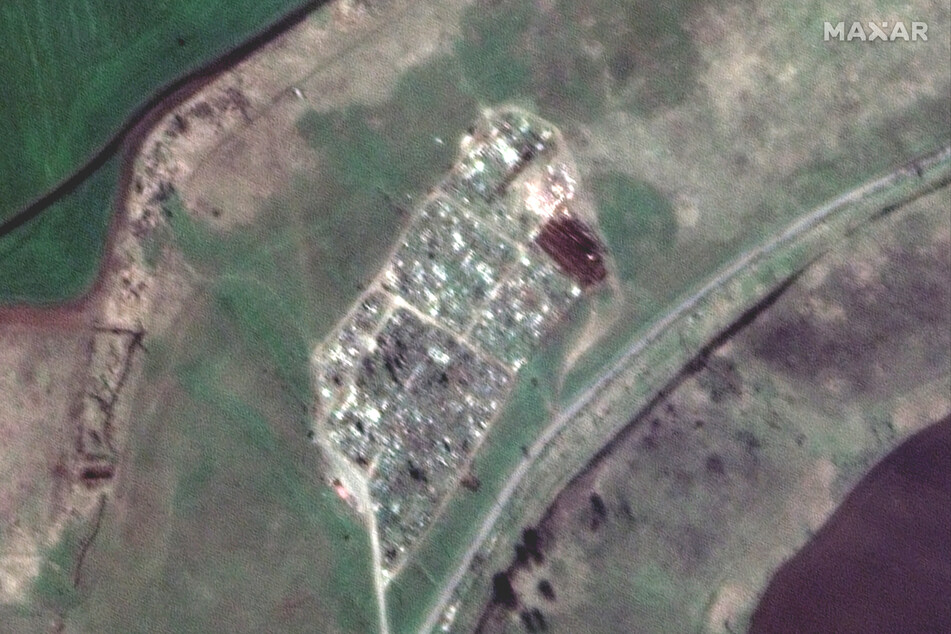 Dieses von Maxar Technologies zur Verfügung gestellte Satellitenfoto zeigt eine Erweiterung der Gräber auf einem Friedhof bei Wynohradne, etwa 12 Kilometer östlich von Mariupol am 15. April.