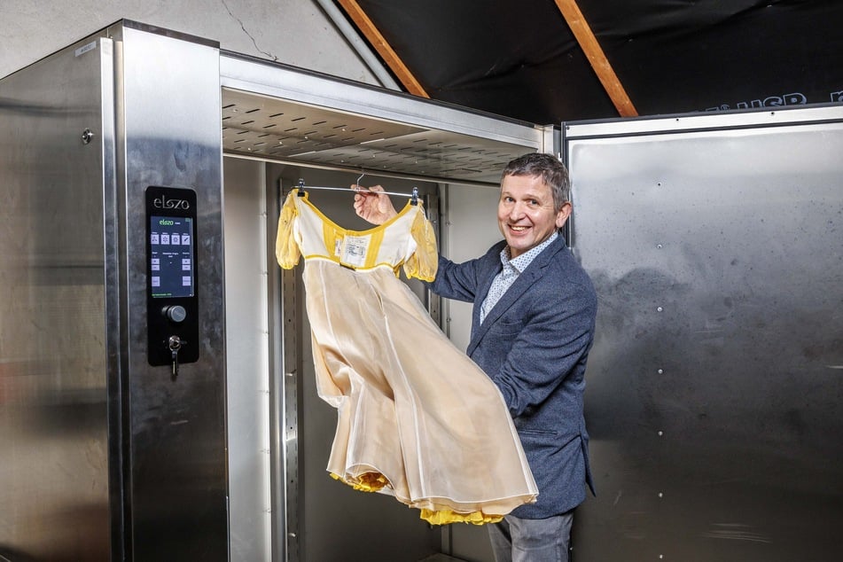 Kostümwerkstätten-Direktor Ralph Lederer (55) hängt ein Kleid in den Ozonschrank.