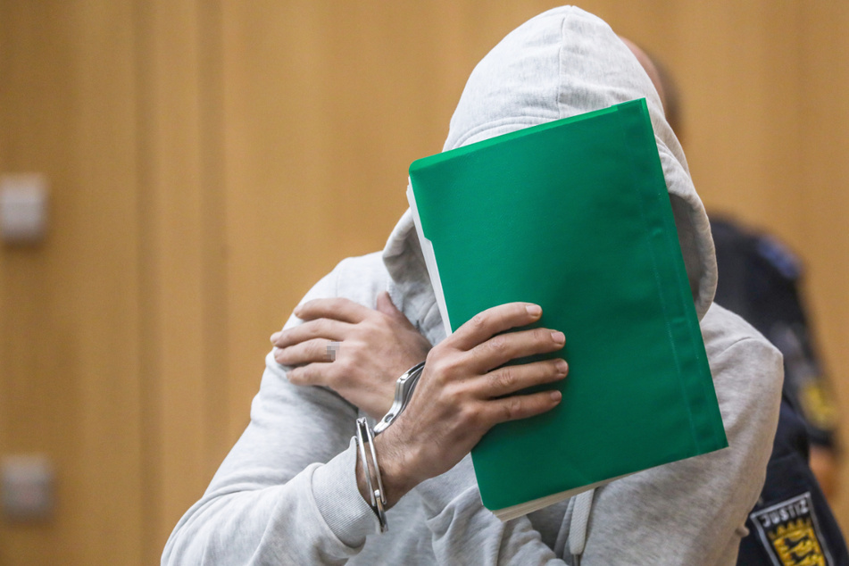 Stuttgart, 24. Oktober 2019: Der Angeklagte sitzt in einem Gerichtssaal des Oberlandesgerichts in Stammheim.