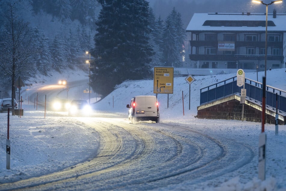 Die Bundesstraße 28 auf dem Kniebis war am frühen Morgen zugeschneit.