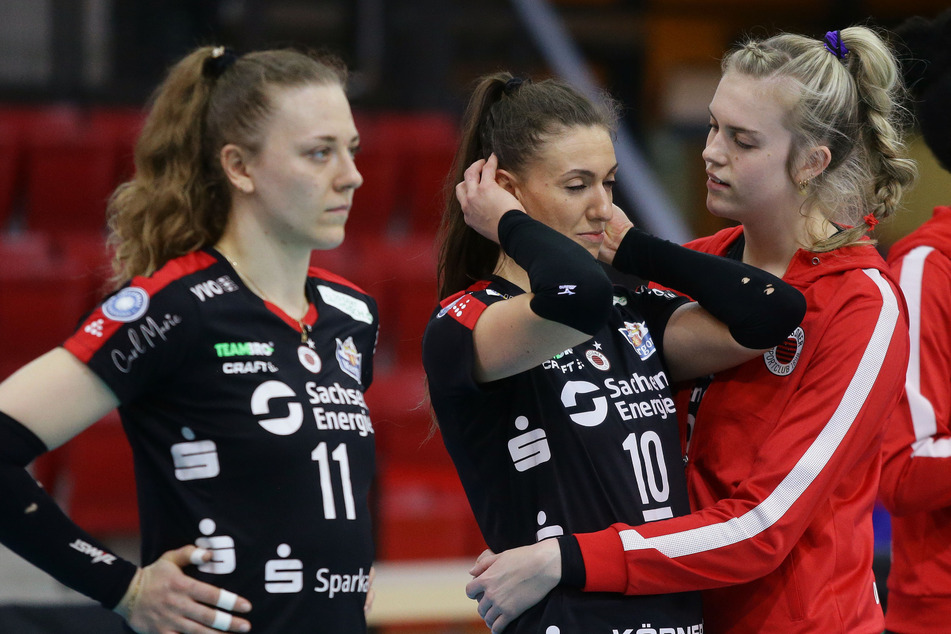 Marja Storck (l.) ist bedient. Lena Stigrot muss von Emma Cyris getröstet werden. Der DSC schnupperte am ersten Sieg in der Finalserie und verlor dann doch noch.
