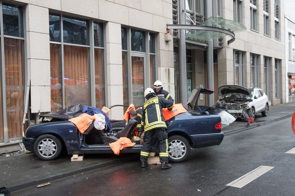 Die Rettungskräfte mussten den eingeklemmten Beifahrer (25) des Mercedes befreien.