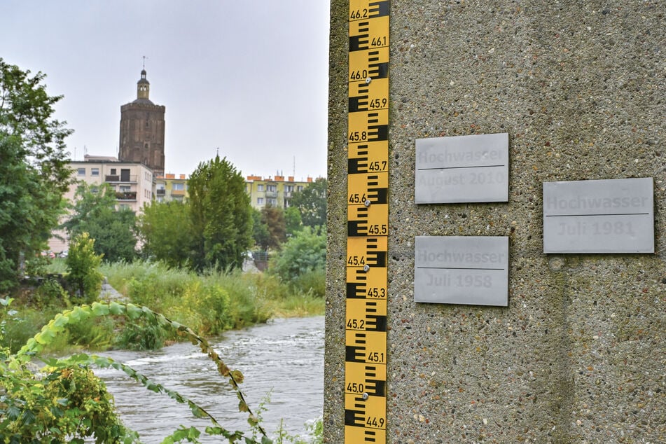 Im Stadtzentrum von Guben hält sich die Neiße noch zurück. Die Bewohner hoffen, dass Pegelstände wie 2010 (damals 4,57 Meter) nicht erreicht werden.