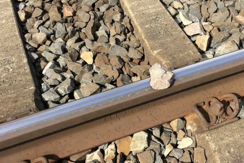 In Aue-Bad Schlema haben Unbekannte Schottersteine auf die Gleise gelegt. (Archivbild)