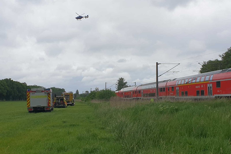 Eine Person wurde in Brandenburg von einem Zug erfasst und getötet.