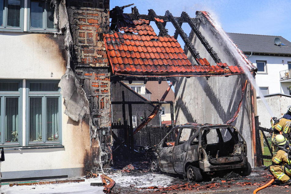 Über 100 Notrufe: Heftiger Dachstuhlbrand in Aschaffenburg sorgt für Großeinsatz