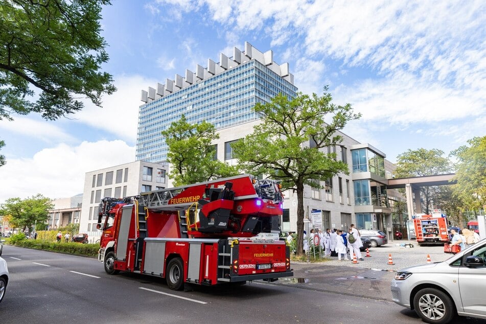 Die Werkfeuerwehr der Uniklinik löschte das Feuer im Keller der Transfusionsmedizin in weniger als einer halben Stunde.