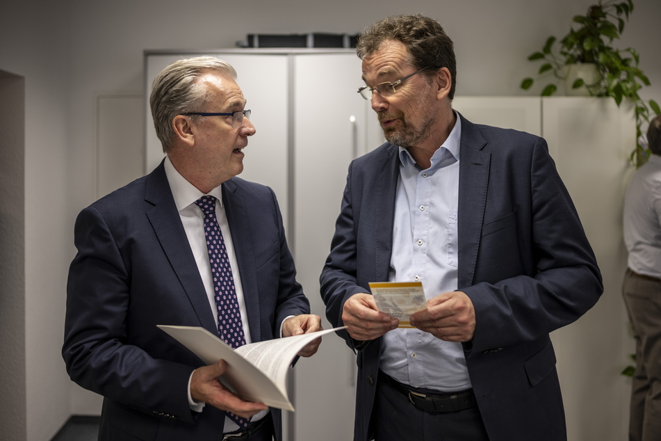Christian Bock (59, l.) von der Bundesanstalt für Finanzdienstleistungsaufsicht und Andreas Eichhorst (61), Vorstand der Verbraucherzentrale Sachsen, warnen vor unbedachten Verkäufen.
