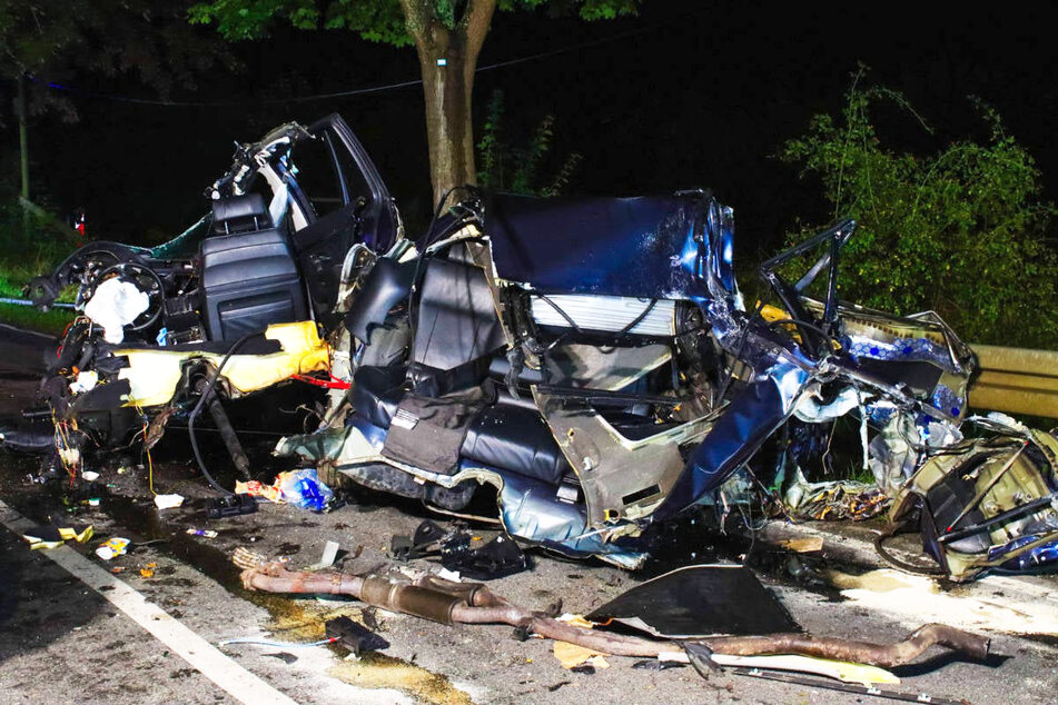 Tödlicher Unfall auf Landstraße: BMW zerschellt bei Baum-Crash