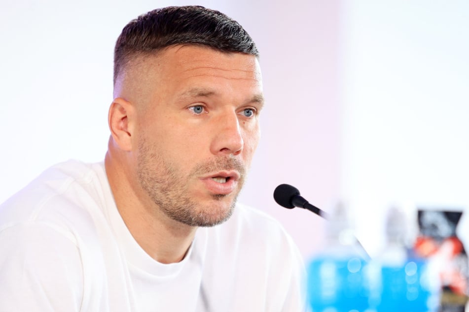 Lukas Podolski wird aktuell von Jan Böhmermann wegen eines TikTok-Werbeclips kritisiert.