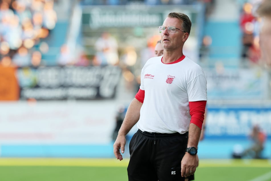 Rico Schmitt (57) traut seinen Augen kaum: Seine Mannschaft lässt momentan genau die Grundtugenden vermissen, die den FSV sonst ausmachen.