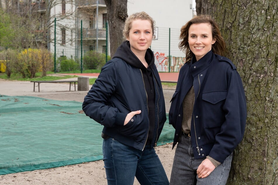 Karin Hanczewski (43, r.) wird nur noch einmal an der Seite von Cornelia Gröschel (37) im Dresdner "Tatort" ermitteln.