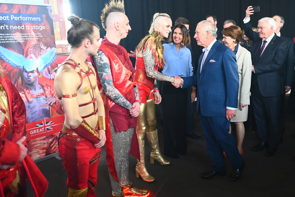 König Charles III. (74) von Großbritannien, spricht mit der Hamburger Band Lord of the Lost, die Deutschland beim Eurovision Song Contest (ESC) in Liverpool vertreten wird.