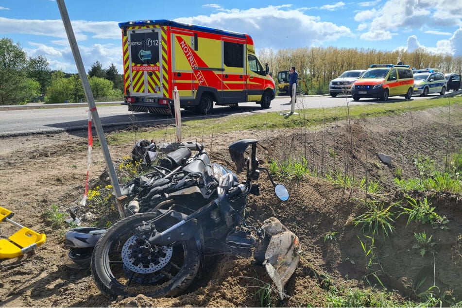 Das Motorrad liegt nach dem Unfall am Straßenrand.