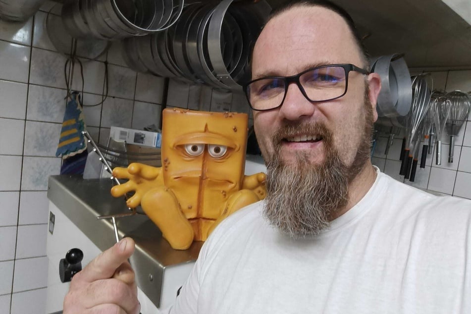 Das Selfie am Morgen: Bäcker Mike Böhme (48) mit "Bernd das Brot".