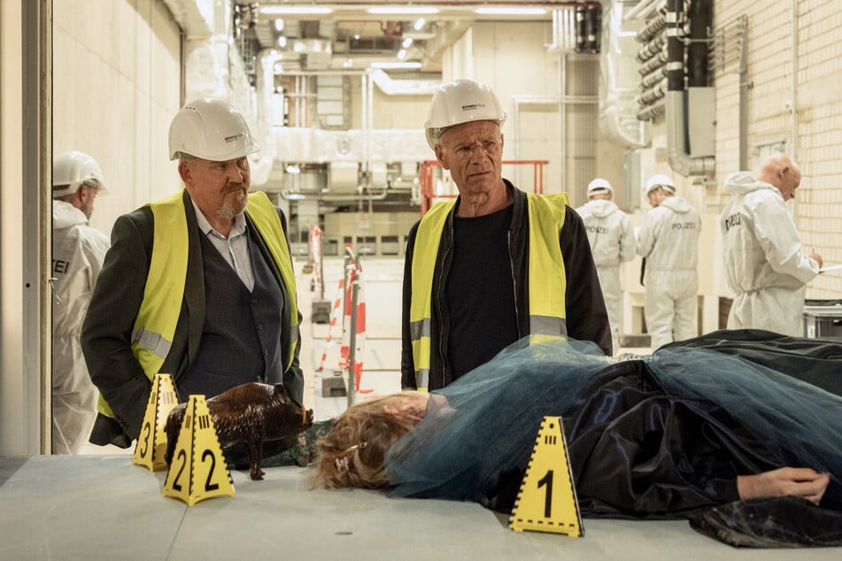 Rüstmeisterin Elli Zander (Ines Lutz) wird erschossen aufgefunden.