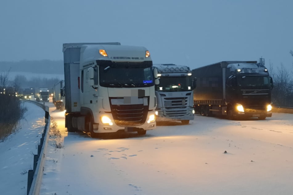Etliche Lkw-Fahrer stehen auf der A4 im Stau.