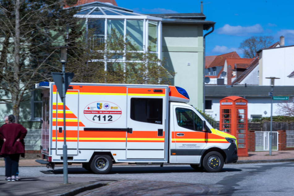 Mecklenburg-Vorpommern, Crivitz: Ein Krankenauto fährt vom Gelände des Mediclin-Krankenhauses.