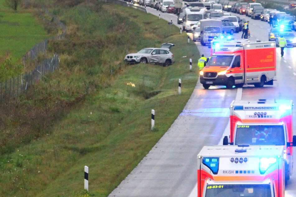 Unfall A7: Schwerer Verkehrsunfall auf A7: Auto überschlägt sich, mehrere Personen verletzt