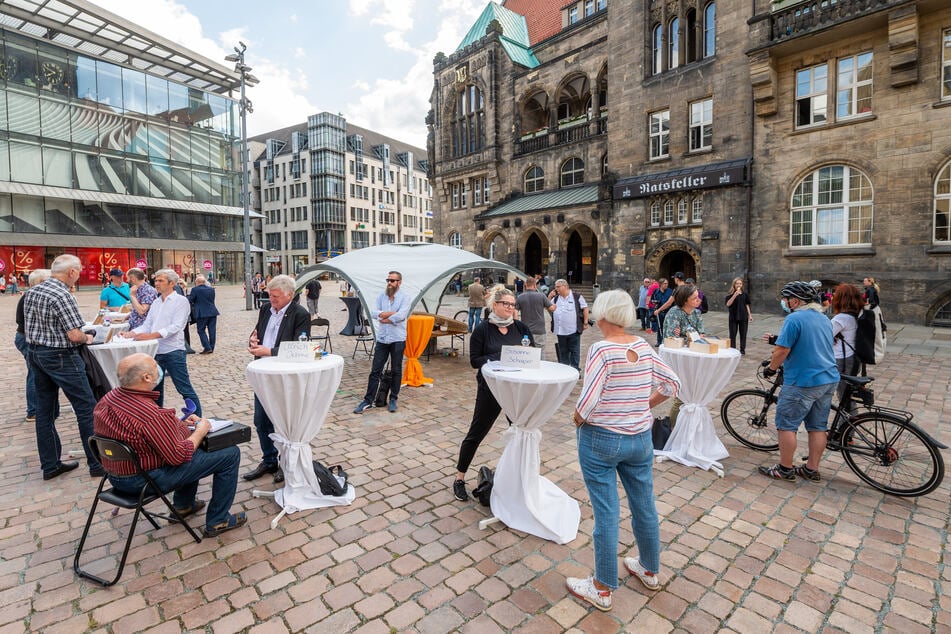 Erstes Kandidaten-Casting für die OB-Wahl am 20. September in Chemnitz. Bürger sprachen mit Politikern und Anwärtern auf dem Neumarkt.