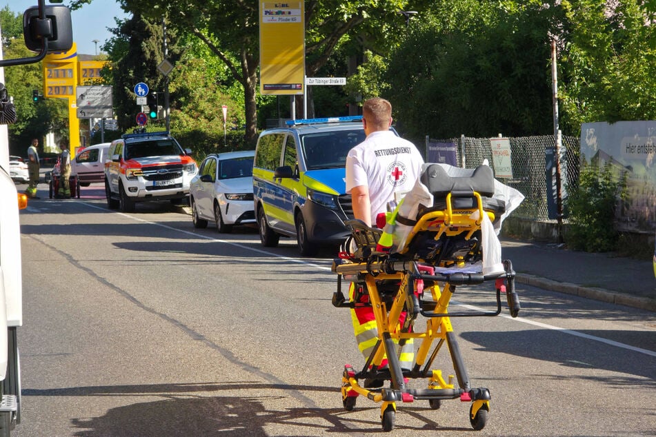 Die schwer verletzte Person wurde ärztlich versorgt und in ein Krankenhaus gebracht.