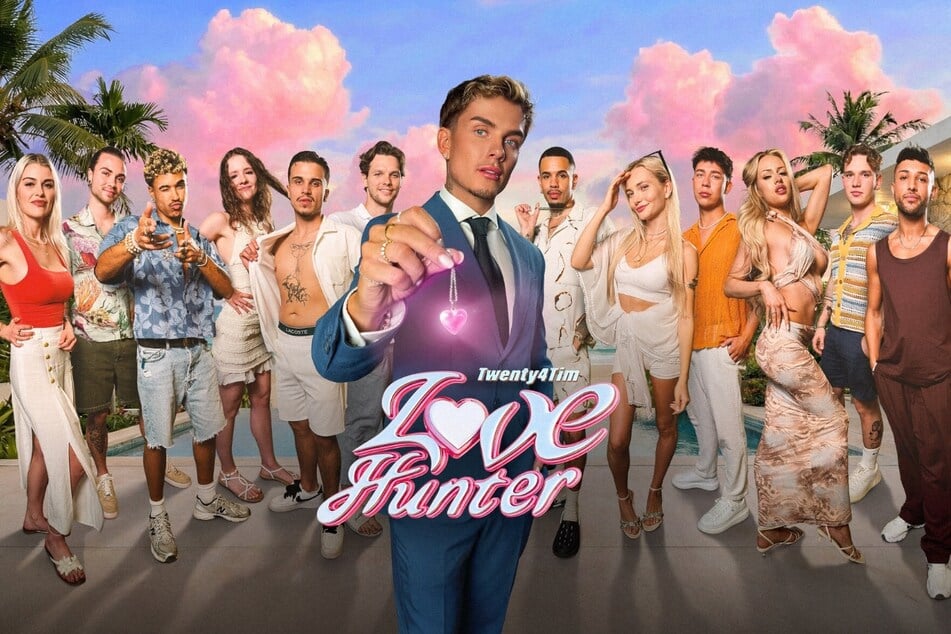 TikTok-Star Twenty4Tim alias Tim Kampmann (25, M.) datet in seiner Show "Love Hunter" acht Männer und vier Frauen - darunter auch Anthea (24, 3.v.r.).