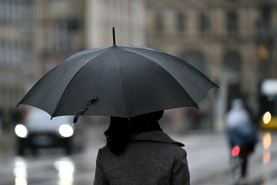 Mit einem Regenschirm sind Berliner und Brandenburger in den kommenden Tagen nicht schlecht beraten. (Symbolfoto)