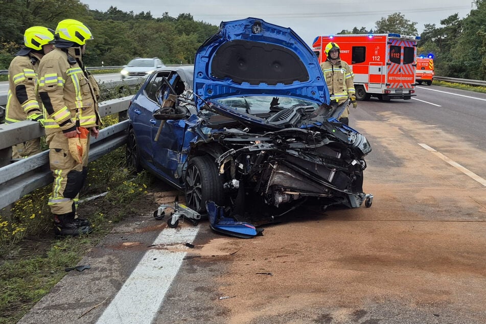 Zwei Menschen wurden bei dem Auffahrunfall verletzt.